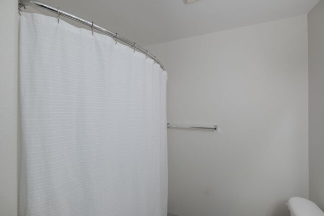 Building Photo - Stylish 2-Bedroom Condo Near OSU – Spaciou...