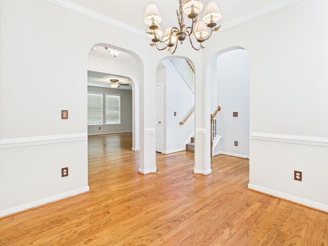 Building Photo - Charming 5-Bedroom 2.5 Bathroom Home locat...