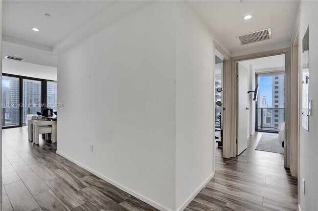 Building Photo - 801 S Miami Ave