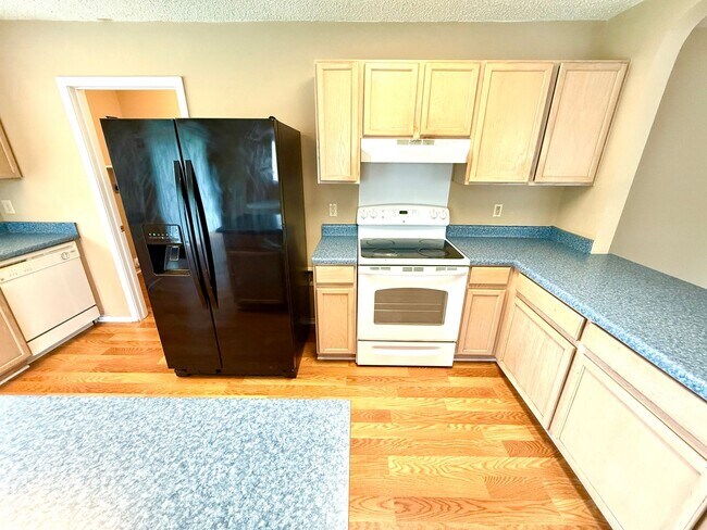Building Photo - AVAILABLE NOW! 3 Bedroom 2 Bath Home Ready...