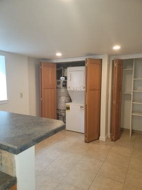 Building Photo - Spacious 2 Bedroom/ 1 bath lower unit in D...