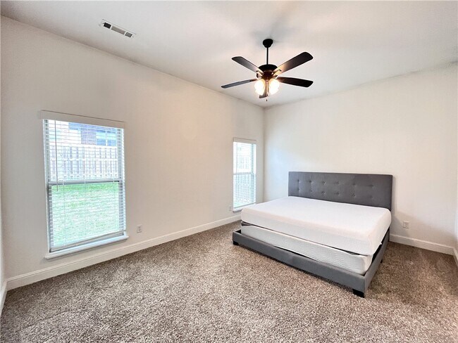 Building Photo - 5909 NW Reynolds St