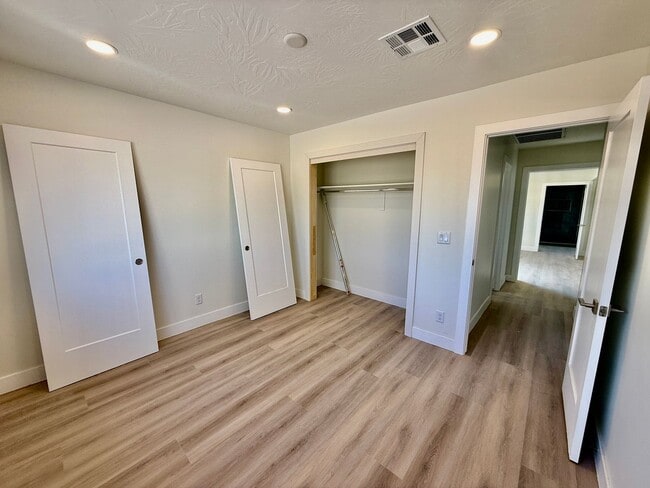 Building Photo - Beautifully Remodeled Three Bedroom Home on 2 Acres with Horse Privileges in Hurricane