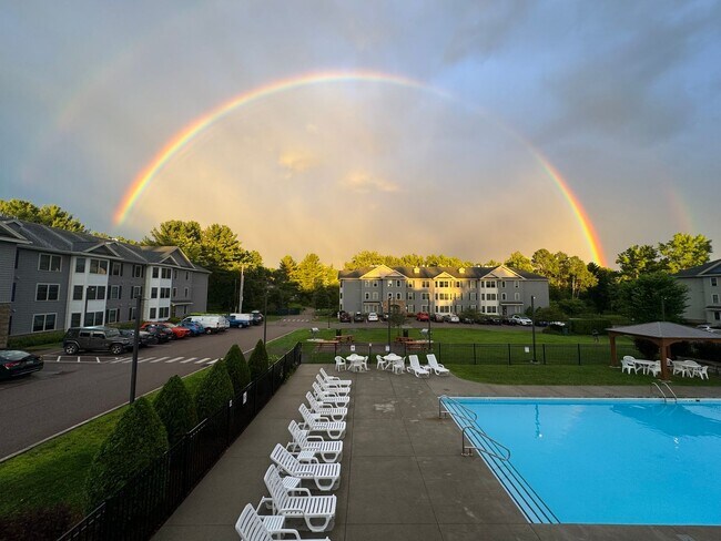 Building Photo - You can't beat this 3rd Floor 1 bedroom ap...
