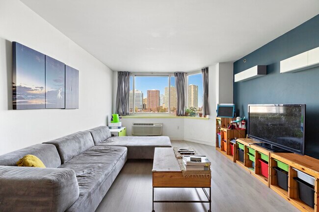 Building Photo - 20 2nd St