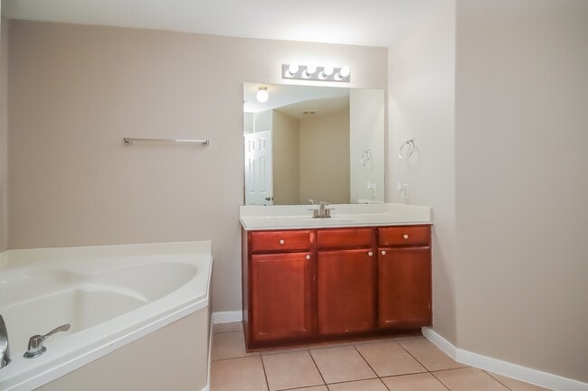 Building Photo - 9518 Peridot Green Dr