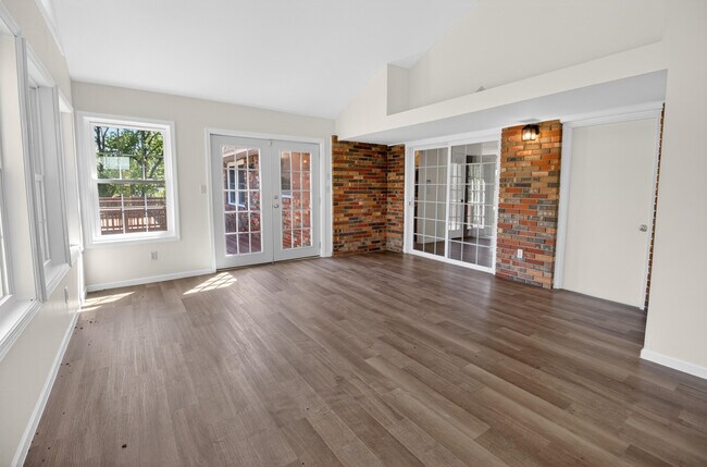 Building Photo - 1022 Queen Ann Dr