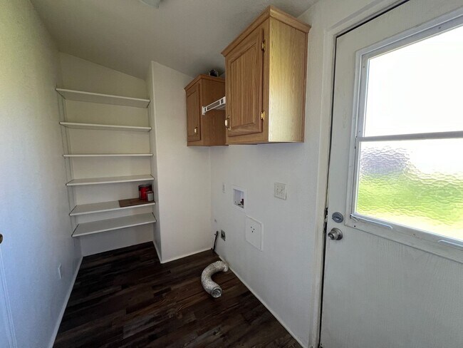 Building Photo - **Move-in Discount** 3 bedroom, 2 bathroom house with large office