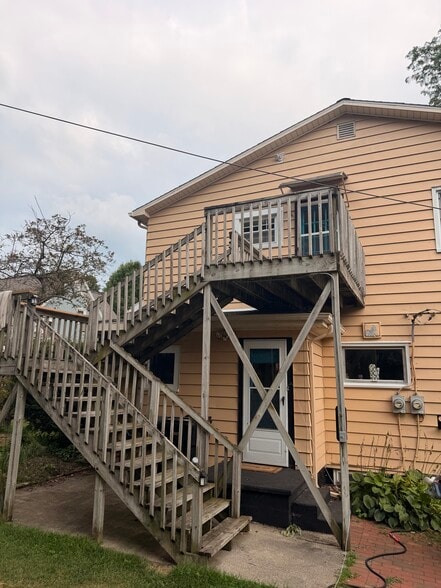 Entrance - 317 E Chart St