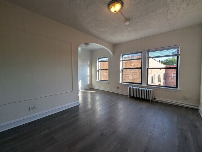 Building Photo - 5417 N Kenmore Ave