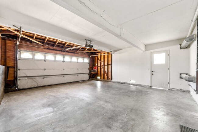 Building Photo - Spacious Two-Story 5 BD/3 BA Home in Desirable East Bluff Neighborhood