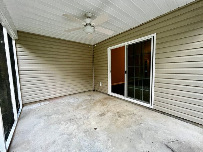 Building Photo - Available November 2024, 3 Bedroom 2 Bathr...