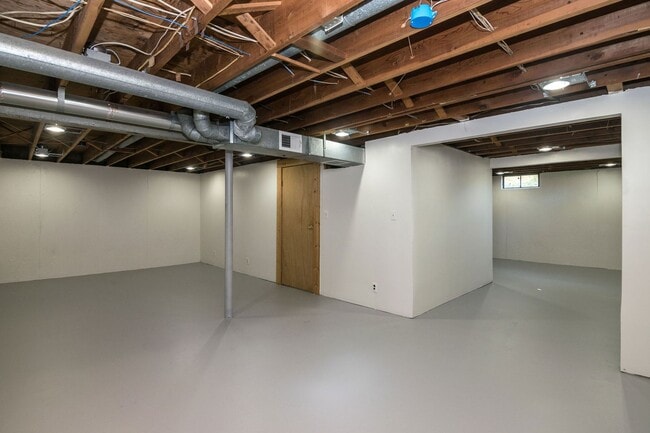 Building Photo - 2420 N Circle Dr