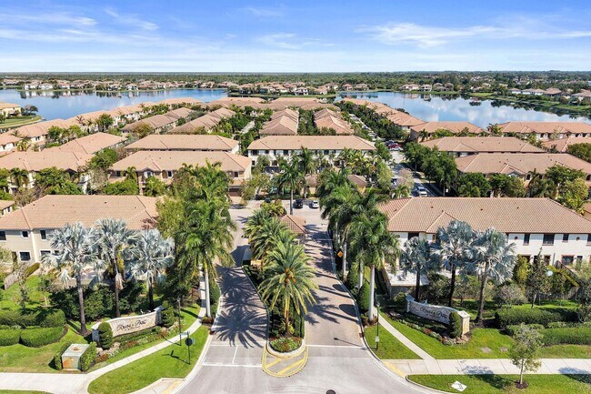 Building Photo - Gorgeous Townhome in Parkland