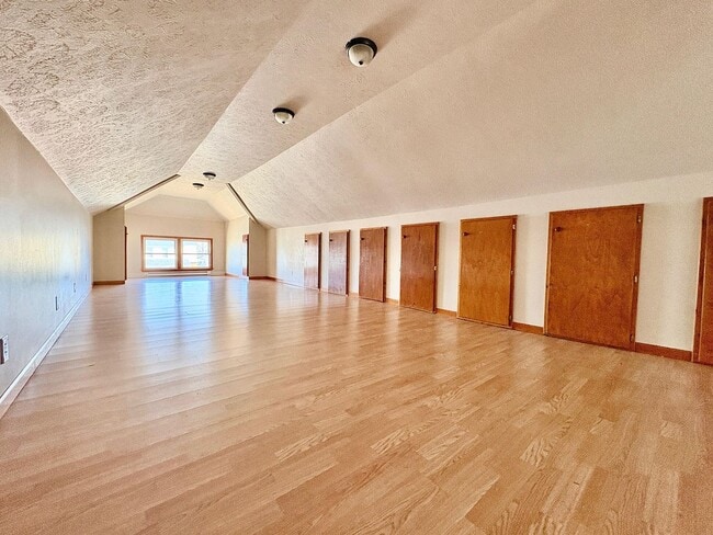 Building Photo - 1815 Kemble Ave