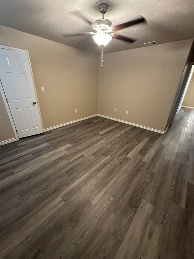 Building Photo - 3BD/2BA