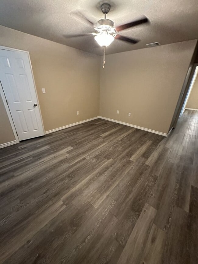 Building Photo - AVAILABLE NOW!