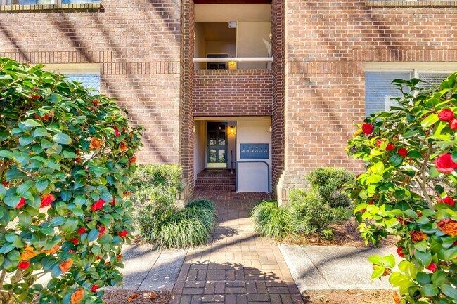 Building Photo - Hard to find Myers Park 2 bed 2 bath 1st floor Gem!