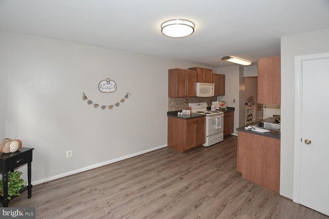 Building Photo - 8323 Stationhouse Ct