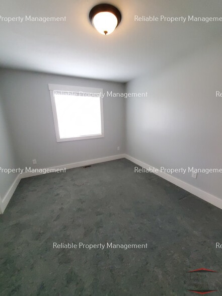 Building Photo - 381 W 1st S