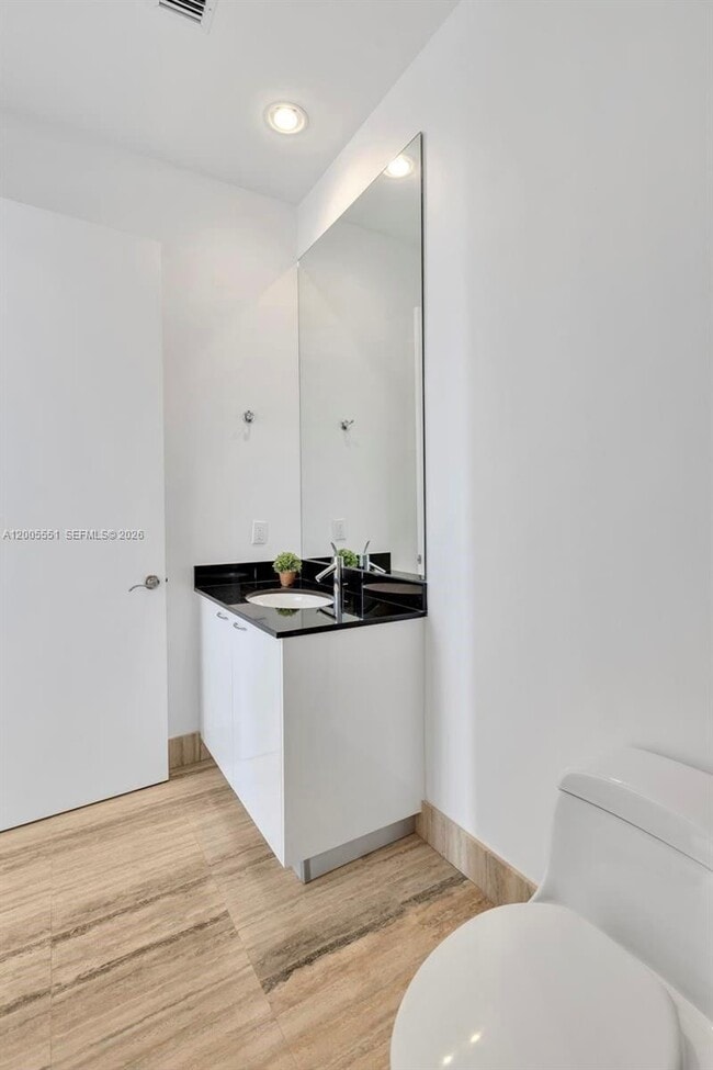 Building Photo - 15811 Collins Ave