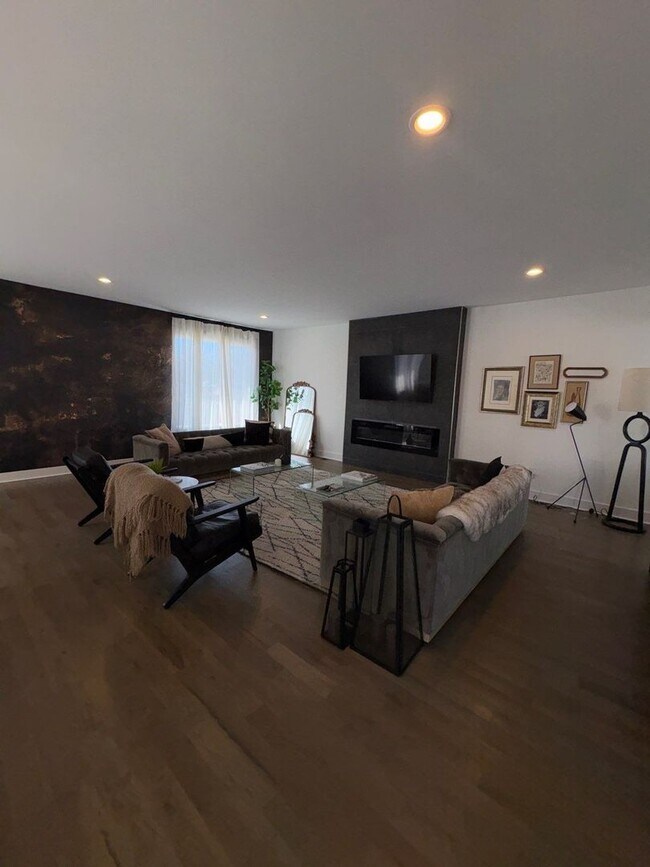 Building Photo - Fully Furnished 5 Bed, 3.5 Bath Located In East Nashville's McFerrin Park Neighborhood! Lawn Care...
