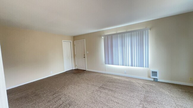 Building Photo - 2 Bedroom / 1 Bathroom Home in Madras Oregon