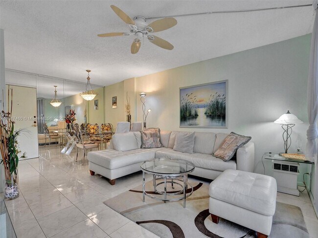 Building Photo - 3113 S Ocean Dr