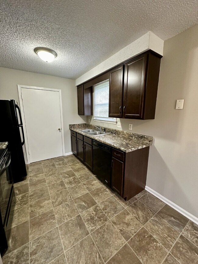 Building Photo - 913 Poppy Dr