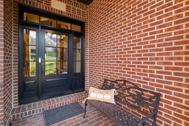 Building Photo - Fully-Furnished Luxurious Home in Nevillewood