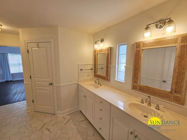Building Photo - 360 Tradewinds Dr