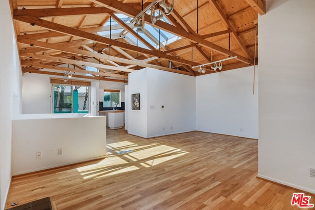 Building Photo - 656 Angelus Pl