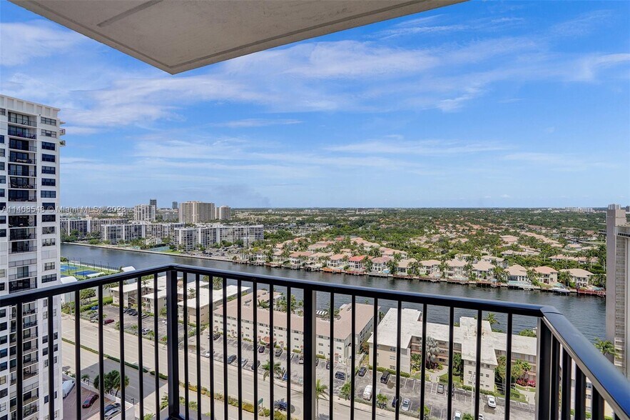 Building Photo - 2201 S Ocean Dr