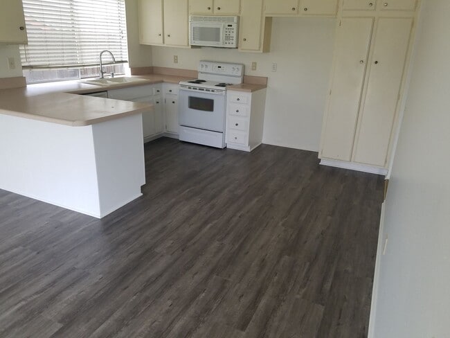 Building Photo - 4 Bedroom Single level