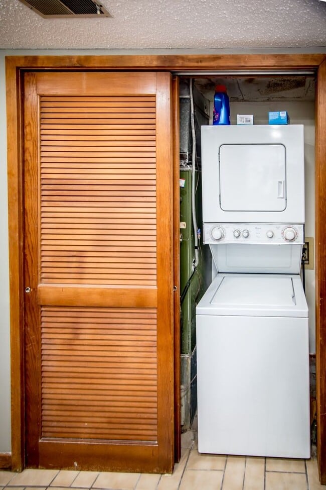 Building Photo - 2 Bed & 2 Bath Condo