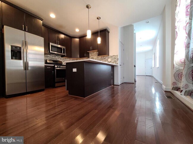 Building Photo - 250 S Washington St