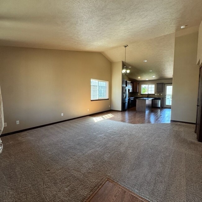 Building Photo - Cute and Cozy 3 Bedroom 2 Bath Rancher