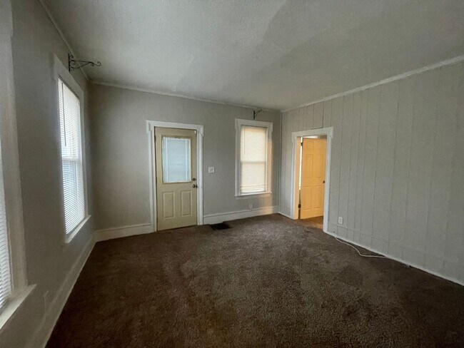 Building Photo - 4BD/1.5BA Home For Rent In Valpo