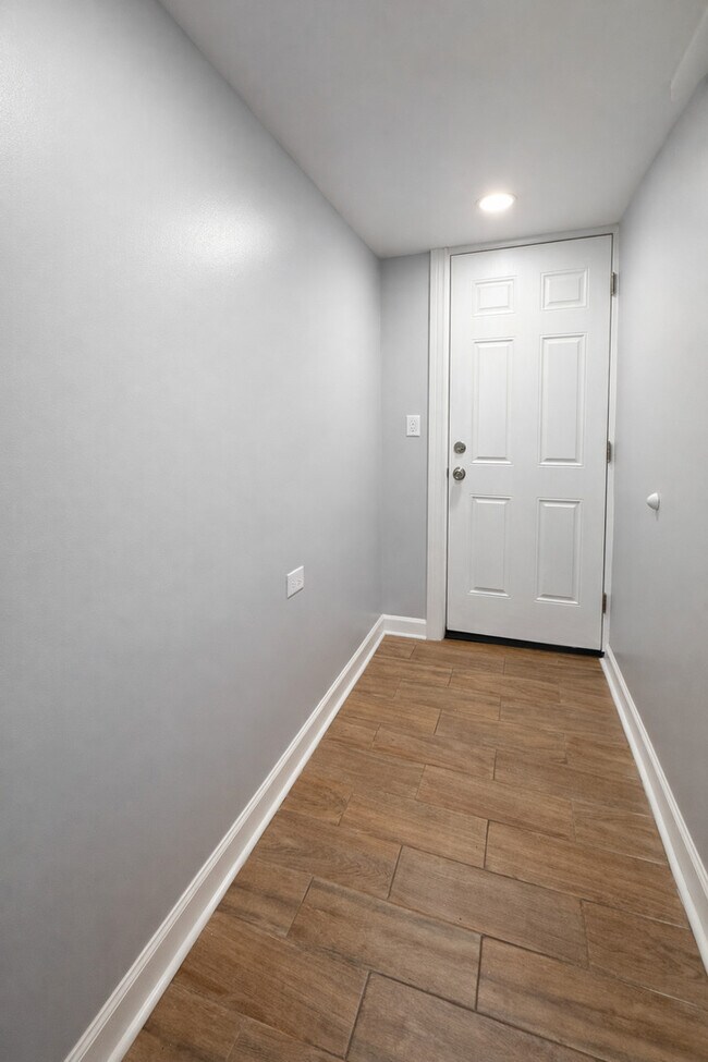 Building Photo - 5518 W Melrose St