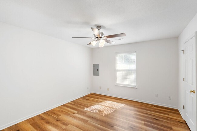 Building Photo - 5013-5015 Betty Jean Way
