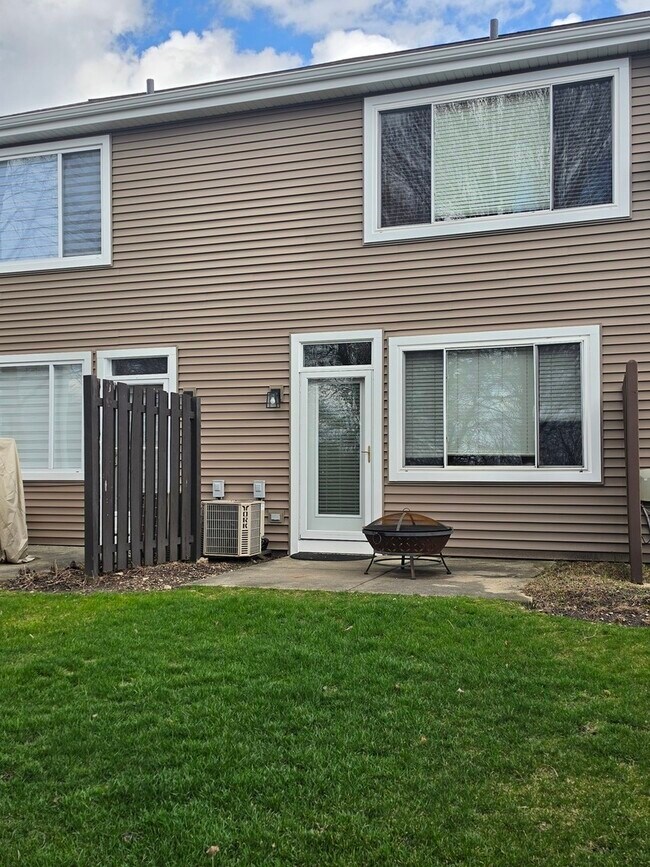 Building Photo - 10 Waverly Ct