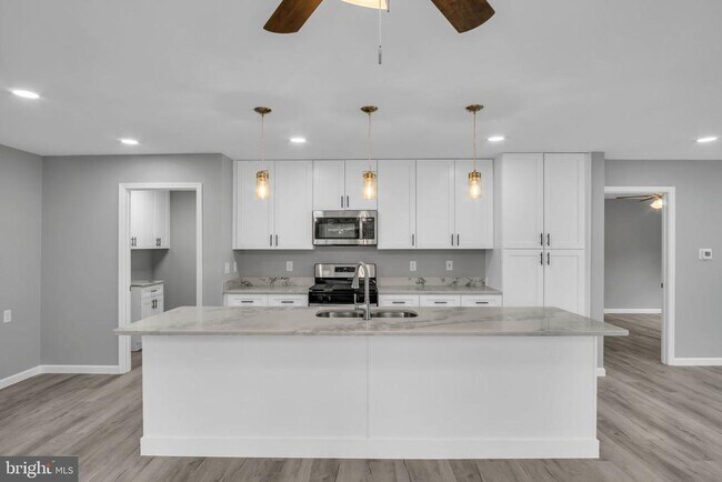 Building Photo - 1500 Embassy Dr