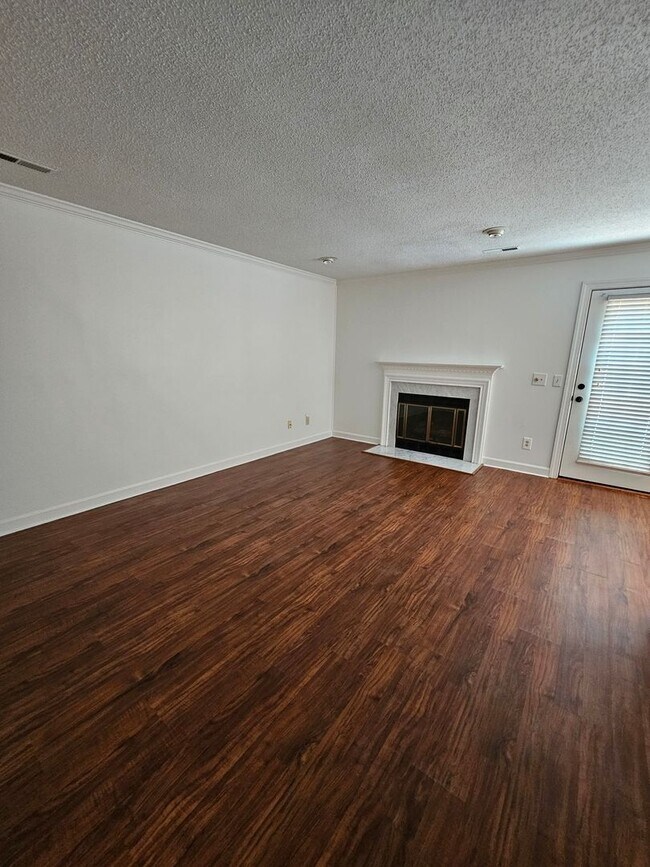Building Photo - Townhome in Greensboro!