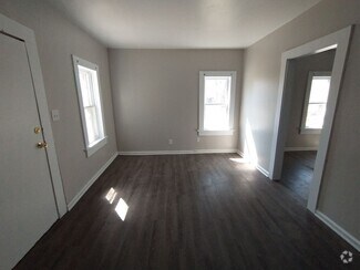 Building Photo - $550- 1 bed 1 bath - Duplex located in the...
