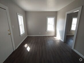 Building Photo - $550- 1 bed 1 bath - Duplex located in the...