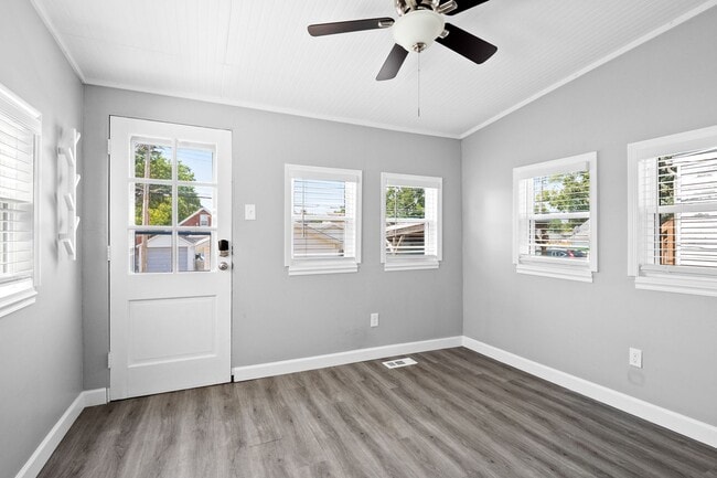 Building Photo - Flockin' Cute House