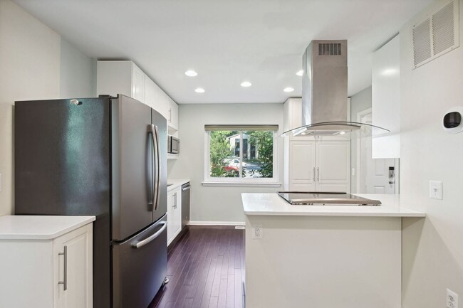 Building Photo - Reston-Renovated 3 BR / 2 BA / 2 1/2 BA En...