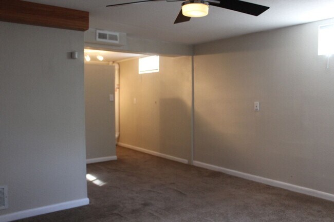 Building Photo - Stunning 3 bedroom/ 1 3/4 bath Ranch in Ha...