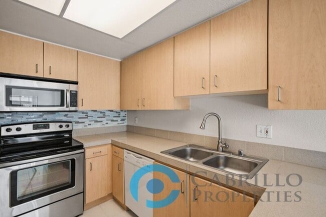 Building Photo - 3975 Hortensia St