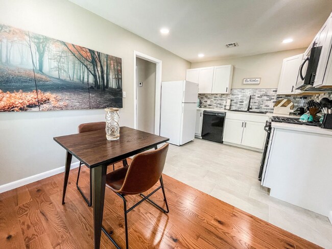 Building Photo - 113 S Birch St